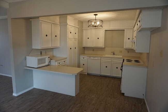 Building Photo - 3/2/2 07/14 Move In