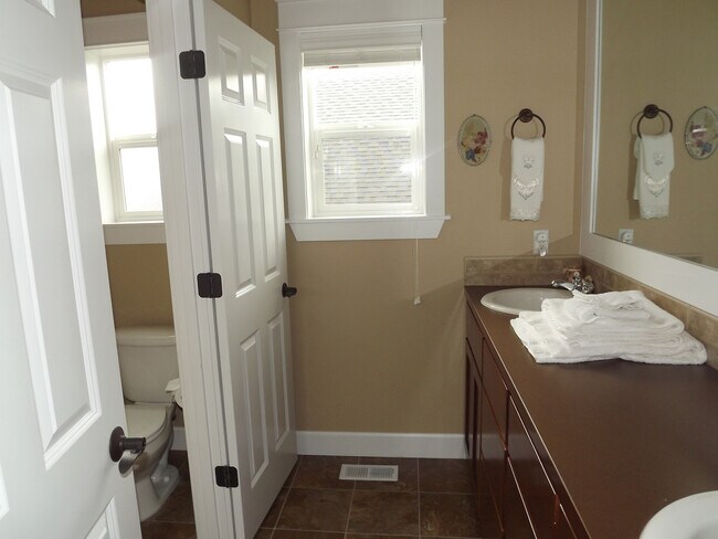 Building Photo - Gorgeous 3 bedroom, 2.5 bath in "Eagle Hei...