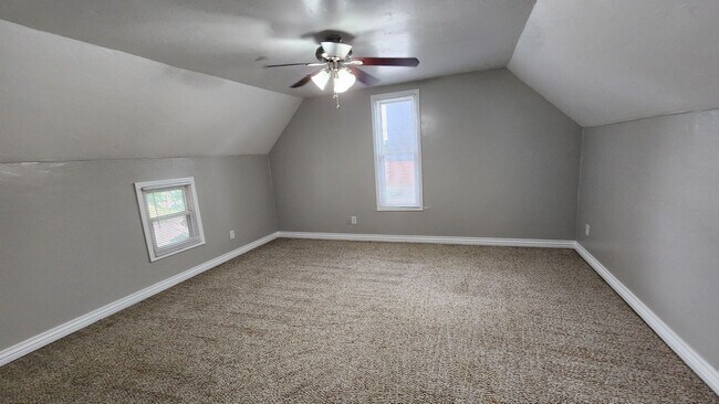 Building Photo - 4 bed 2 bath house in Edmond, OK next to UCO campus