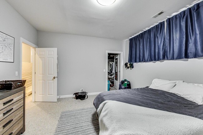 Building Photo - 1330 W Fletcher St