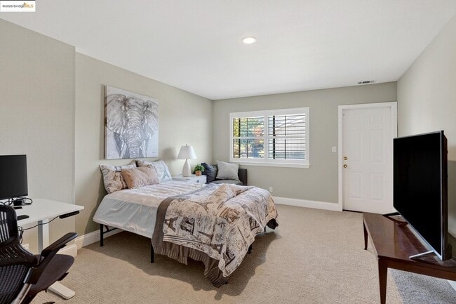 Building Photo - Four Bedroom Home with Panoramic Views