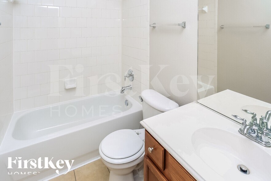Building Photo - 2852 Maple Creek Dr