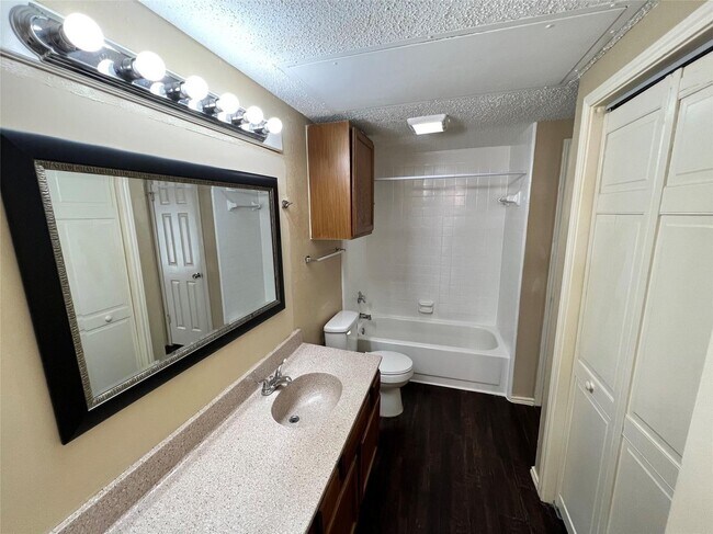 Building Photo - 9601 Forest Ln