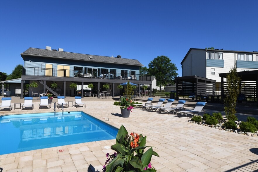 Swimming pool with Sun Deck - The Manning Apartment Homes