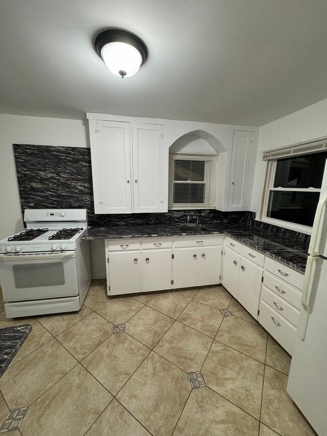 Building Photo - AVAILABLE NOW! SECTION 8 APPROVED! Charming 2-Bedroom Home in Quiet Pontiac Neighborhood!