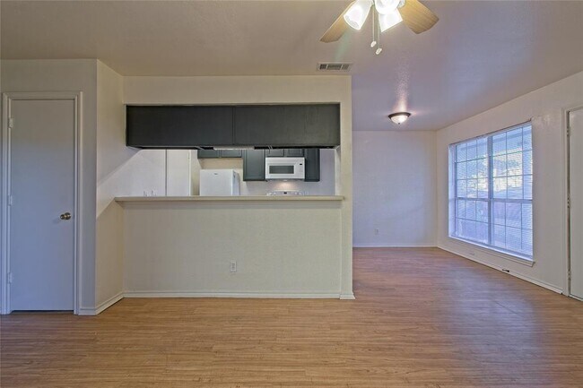 Building Photo - 2211 Creekside Ln