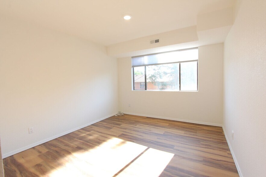 Building Photo - 600 Manhattan Dr