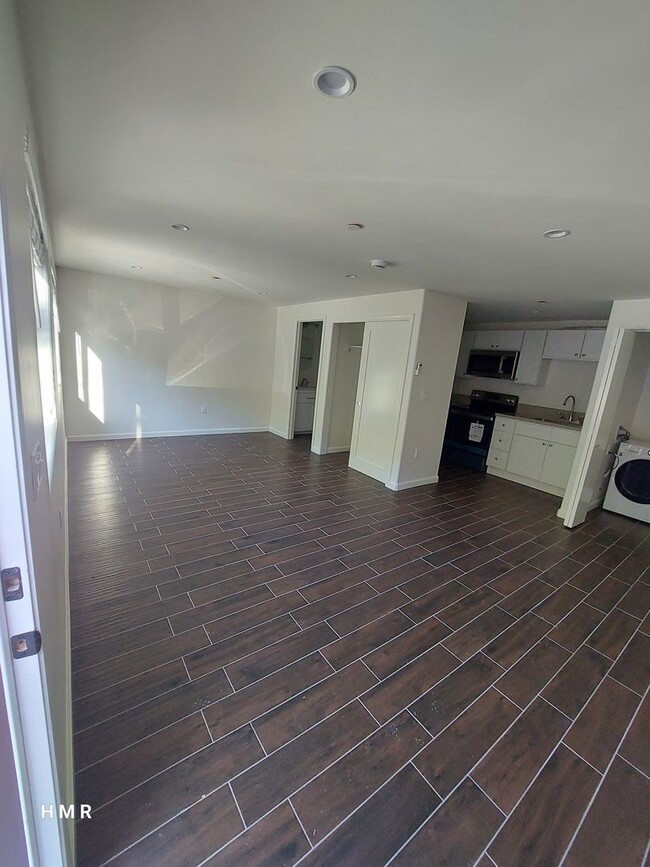 Building Photo - Brand new studio in LA