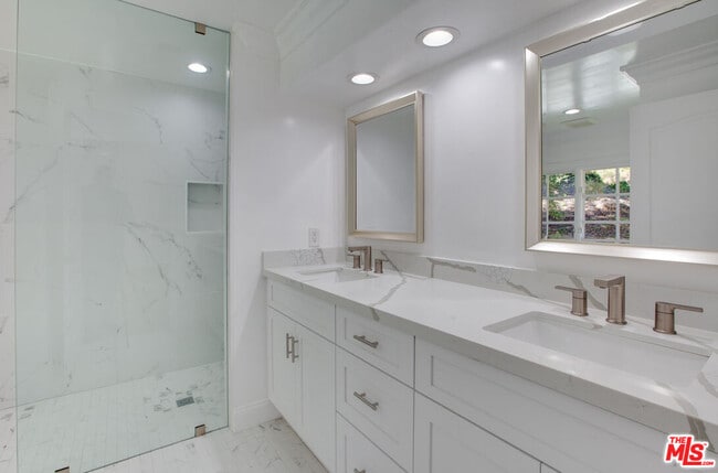 Building Photo - 10221 Briarwood Dr