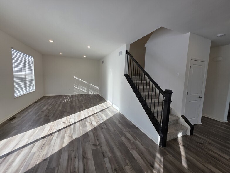 Building Photo - 1811 E 111th Pl