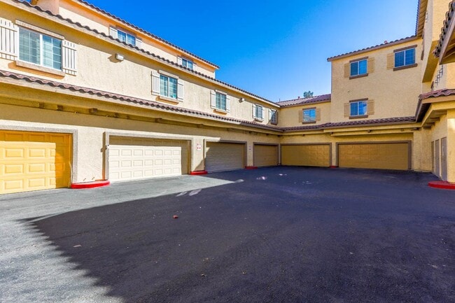 Building Photo - 4 Bed and 4 Bath Townhome In Gated North Las Vegas Community