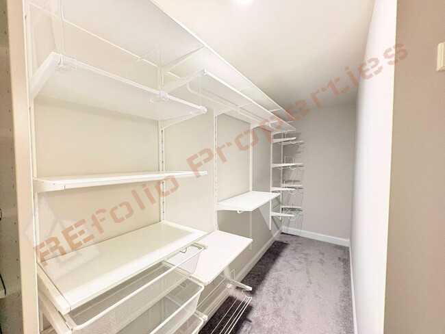 Building Photo - 713 Newlyn Dr