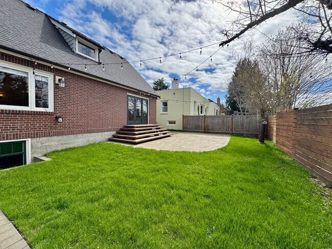 Building Photo - Admiral District~West Seattle Home