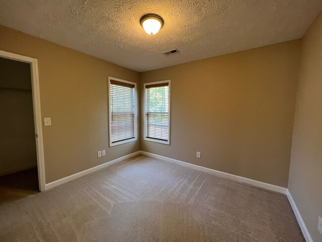 Building Photo - Stunning 4 Bed, 2.5 Bath Home in Cameron