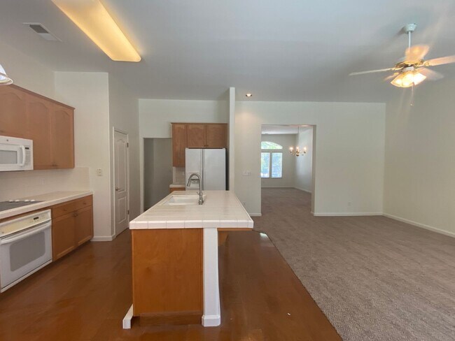 Building Photo - $2,690 Peach & Alluvial, Pool + Clovis Trail Access | W. Fallbrook Ave, Clovis