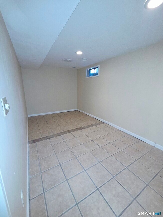 Building Photo - 12 W Meadow Ln