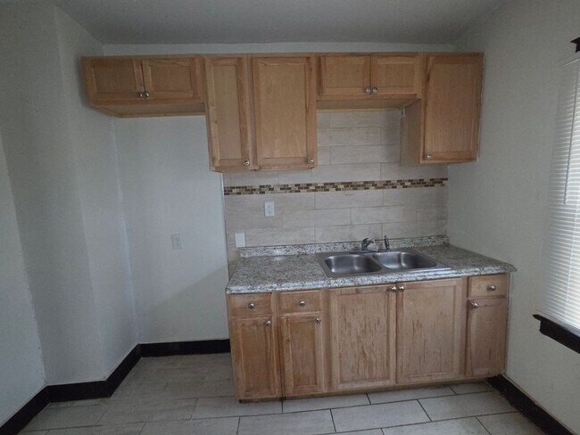 Building Photo - Three Bedroom Open Floorplan