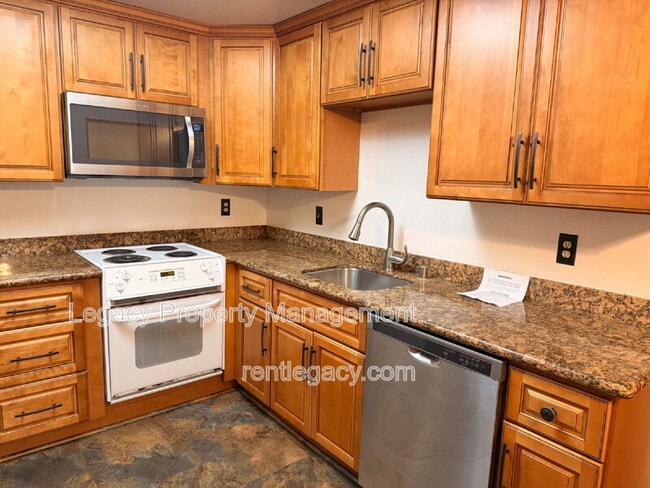 Building Photo - 1427 Bel Air Dr