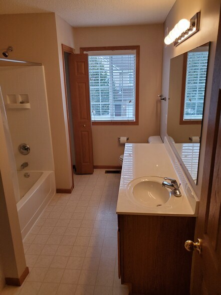 2nd Floor Bathroom - 433 Frederick Cir