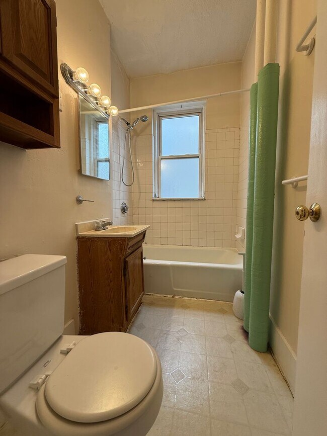 Building Photo - Spacious Allston 2 Bedroom on Kelton St.  Available NOW.  No Broker Fee!!!