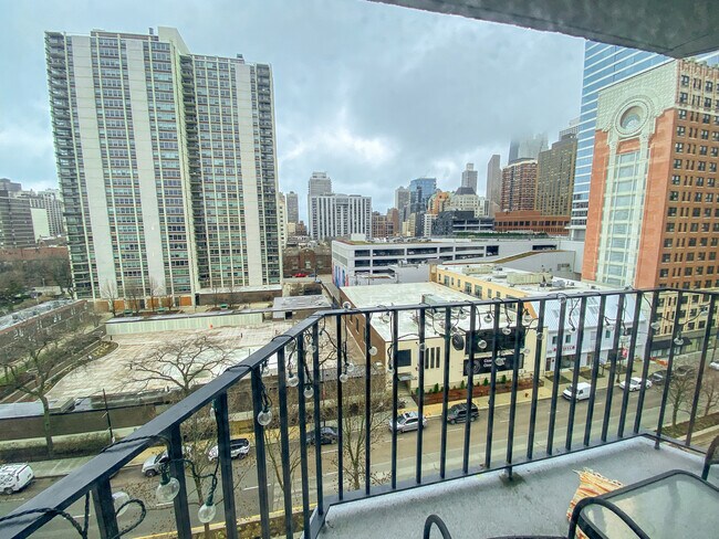 Building Photo - 1250 N La Salle Dr