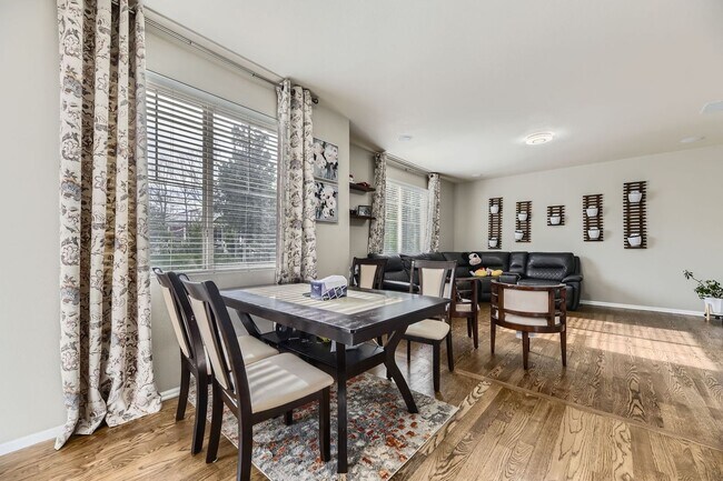 Building Photo - Beautiful 2 story 2,518 sq ft 4 bed 2.5 bath single family home