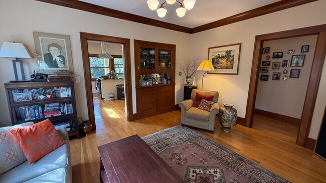 Building Photo - Beautiful Fully Furnished Home in Close-In...