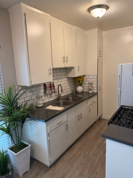 Building Photo - 3337 S Durango Ave