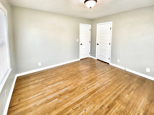 Building Photo - Charming Jenks Home with Vintage Character...
