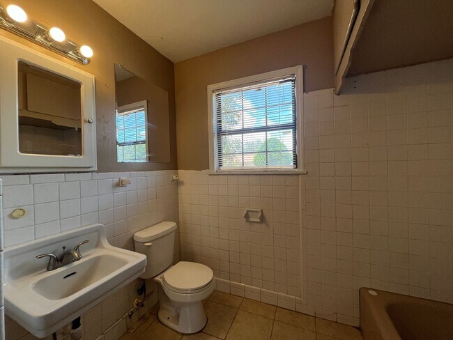 Building Photo - THREE BEDROOM ONE BATH HOME!