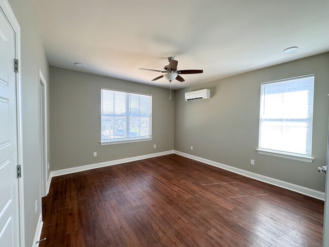 Building Photo - 704 Moore St