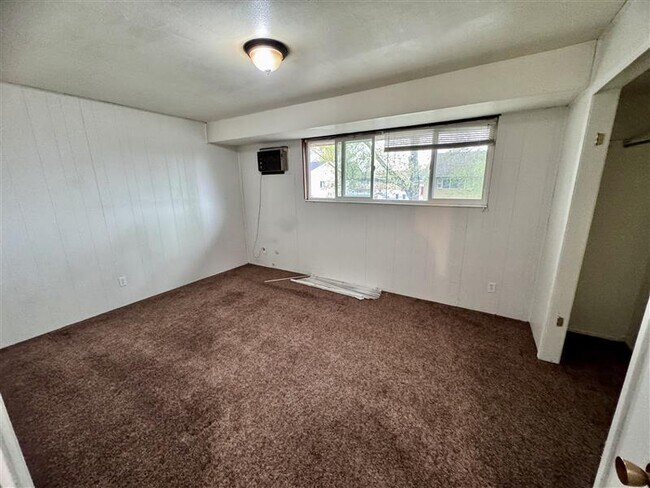 Building Photo - 1083 N 150 W