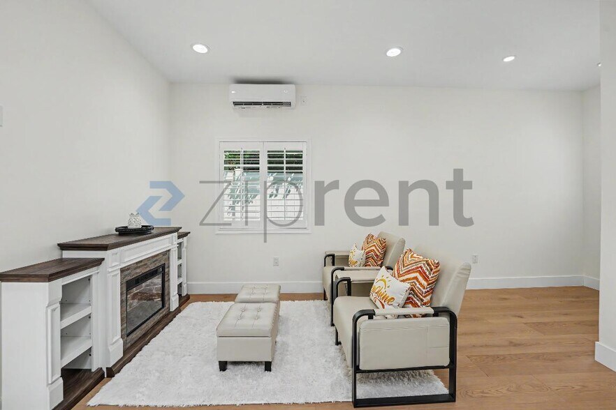 Building Photo - Unit A