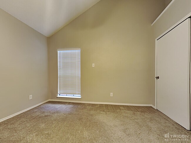 Building Photo - 906 Sylvan Creek Dr