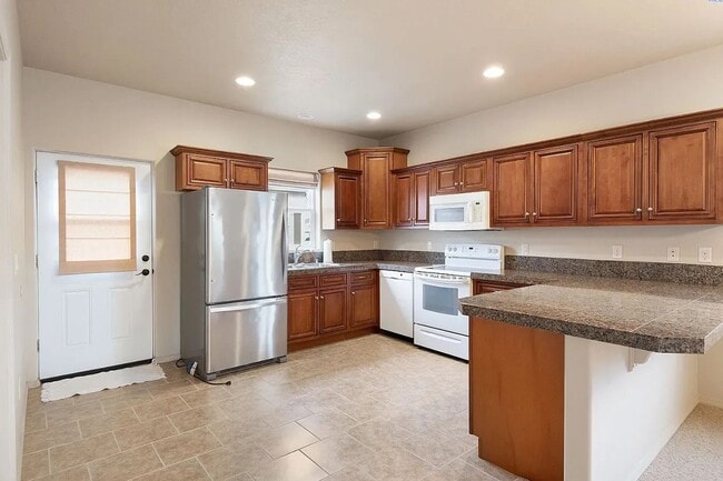 Building Photo - Charming 2 Bedroom, 2 Bath Duplex in an Excellent Location!