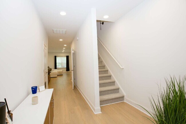 Building Photo - 381 James St