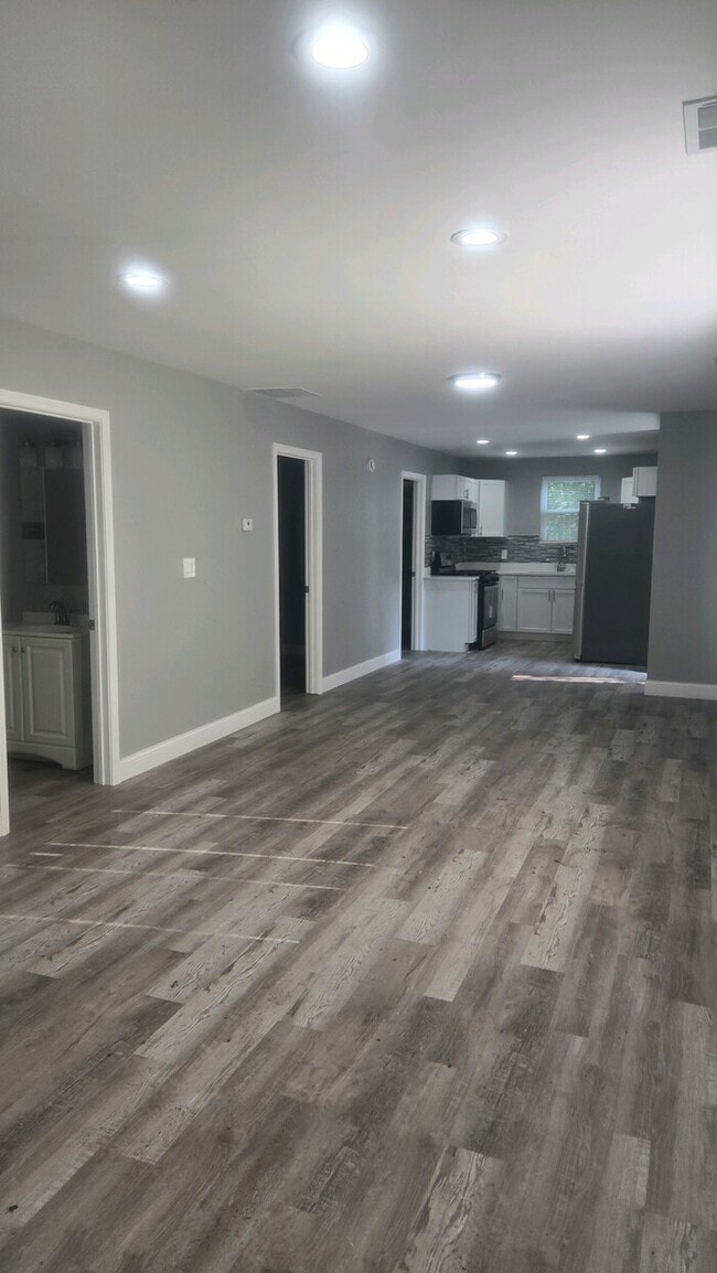 Building Photo - Beautifully rehabbed home