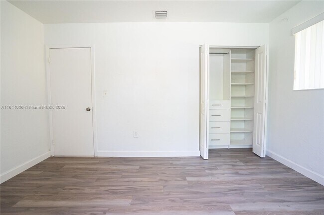Building Photo - 9841 Dominican Dr