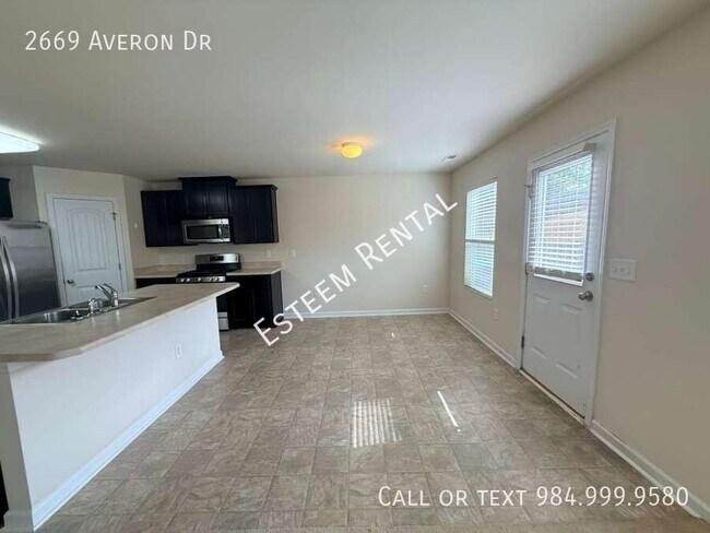 Building Photo - 2669 Averon Dr