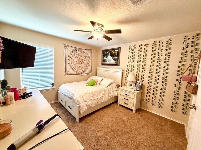 Building Photo - Beautiful 4 Bedroom Home in Park Meadows –...