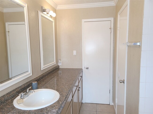 Building Photo - 12519 Hunting Brook Dr
