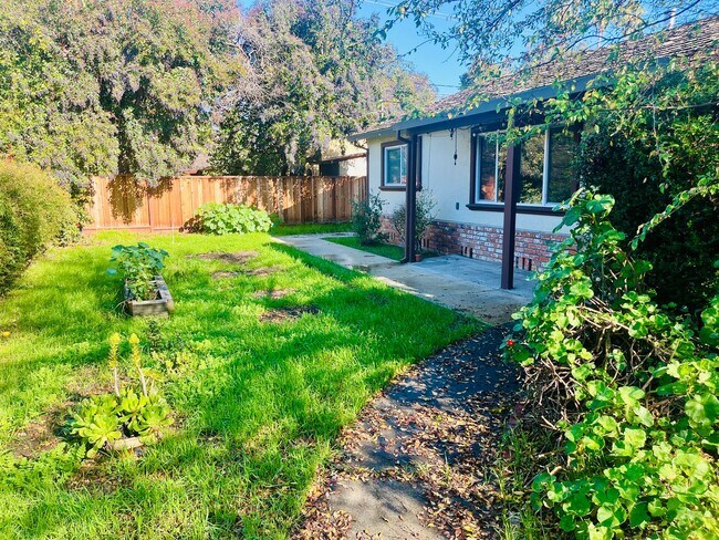 Building Photo - 108 Gladys Ave