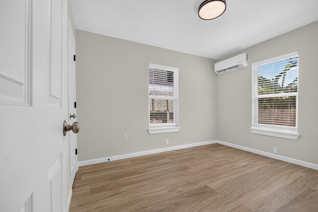 Building Photo - 908 1/2 Jewett St