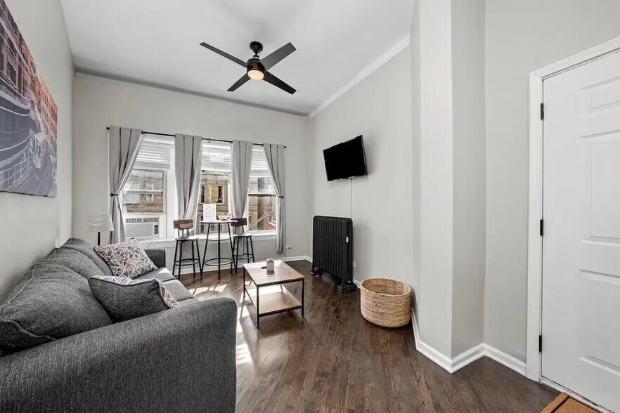 Building Photo - 2339 N California Ave