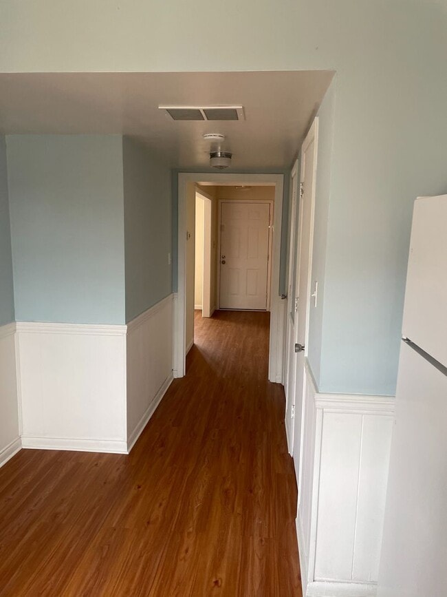 Building Photo - 3 BR 1.5 Bath Townhouse