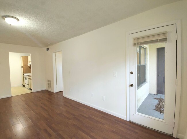 Building Photo - Spacious 1 bedroom 1 bath unit