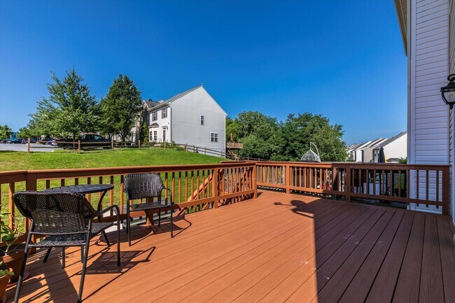 Building Photo - Twin Arch