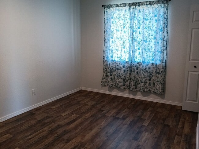 Building Photo - 3 Bedroom, 1 Bathroom Home! Schedule a Showing Soon!