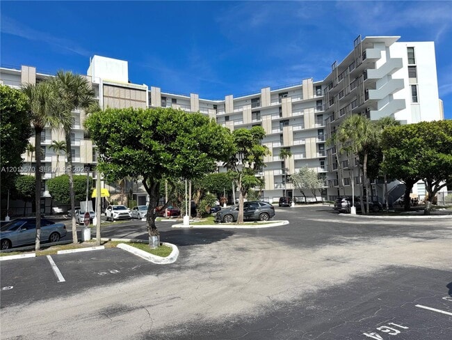 Building Photo - 20400 W Country Club Dr