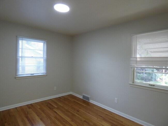 Building Photo - 1 Bedroom Duplex near Sunset Golf Course